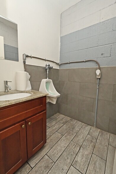 More Photos Of 21135 Mission Blvd, Hayward Auto Repair For Sale