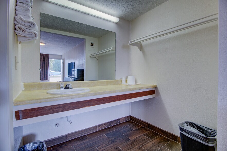 More Photos Of 100 W Wilson St, Valliant Hotel For Sale