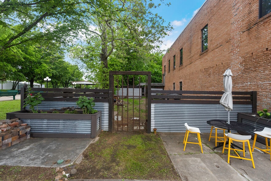 More Photos Of 110 E Main St, Cumby Storefront Retail Residential For Sale