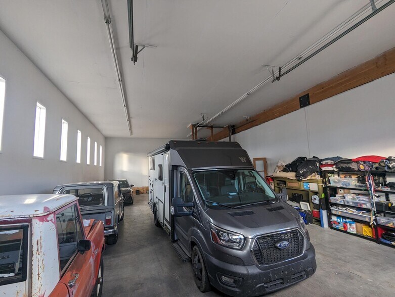 More Photos Of 4 Gannett Rd, Bellevue Distribution For Sale