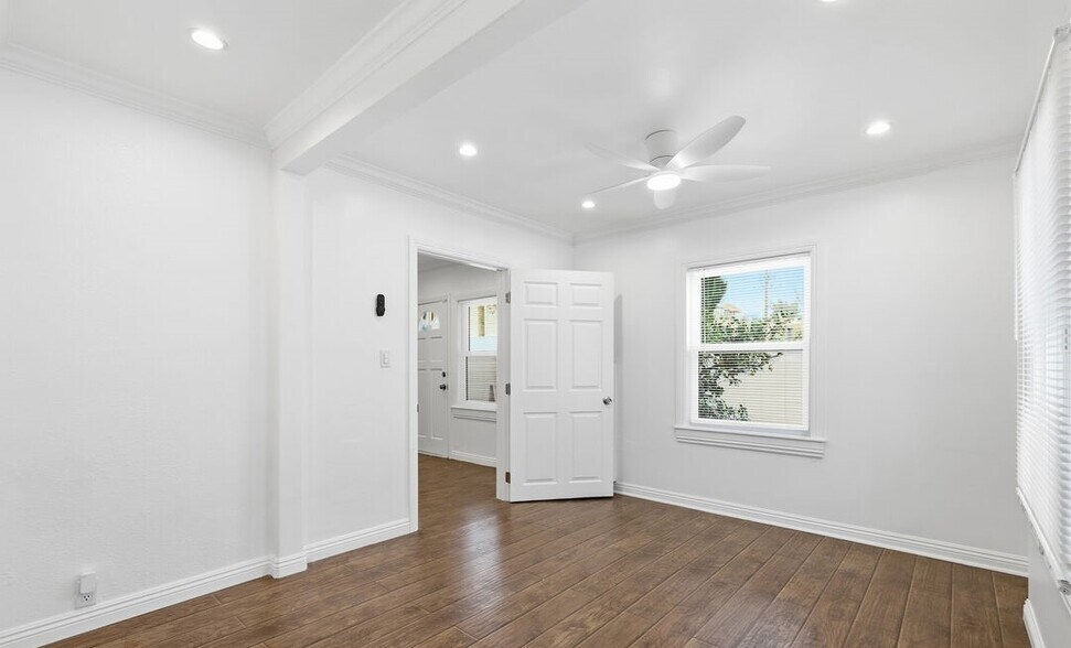 More Photos Of 2709 Santa Monica Blvd, Santa Monica Storefront Retail Residential For Sale
