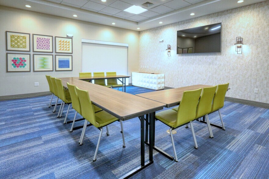 More Photos Of 21606 Spring Plaza Dr, Spring Hotel For Sale