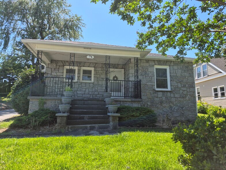 Primary Photo Of 719 Oakland St, Hendersonville Office For Lease