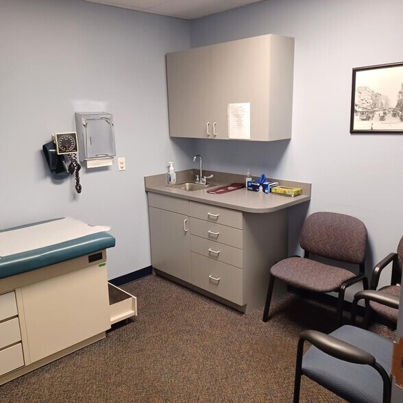 More Photos Of 16800 W Twelve Mile Rd, Southfield Medical For Lease
