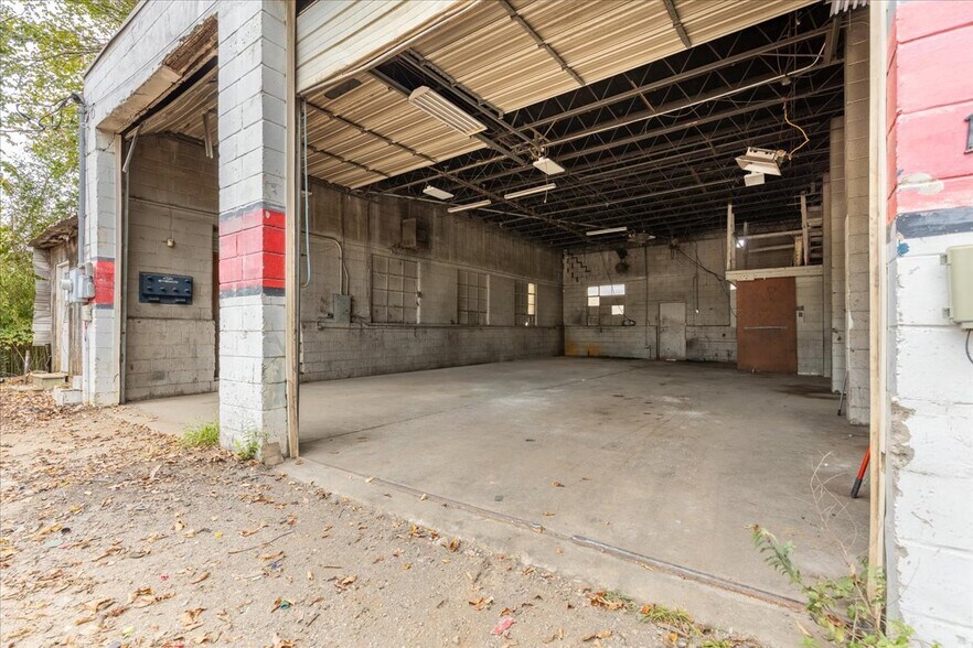 More Photos Of 1341 S School Ave, Fayetteville Auto Repair For Sale