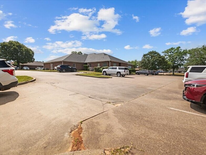 More Photos Of 123 Medical Dr, Palestine Healthcare For Sale