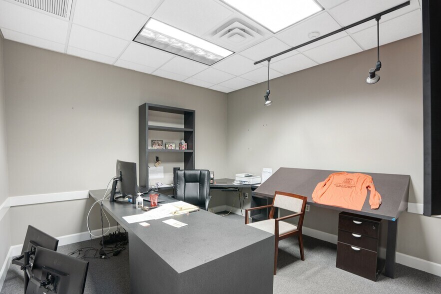 More Photos Of 1882 Porter Lake Dr, Sarasota Light Manufacturing For Sale