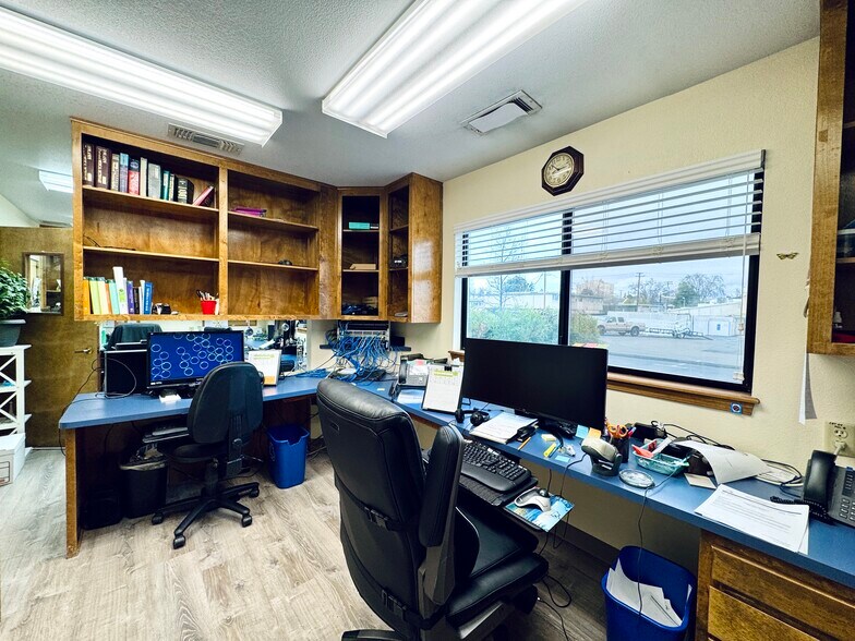 More Photos Of 2036 Railroad Ave, Redding Office For Sale