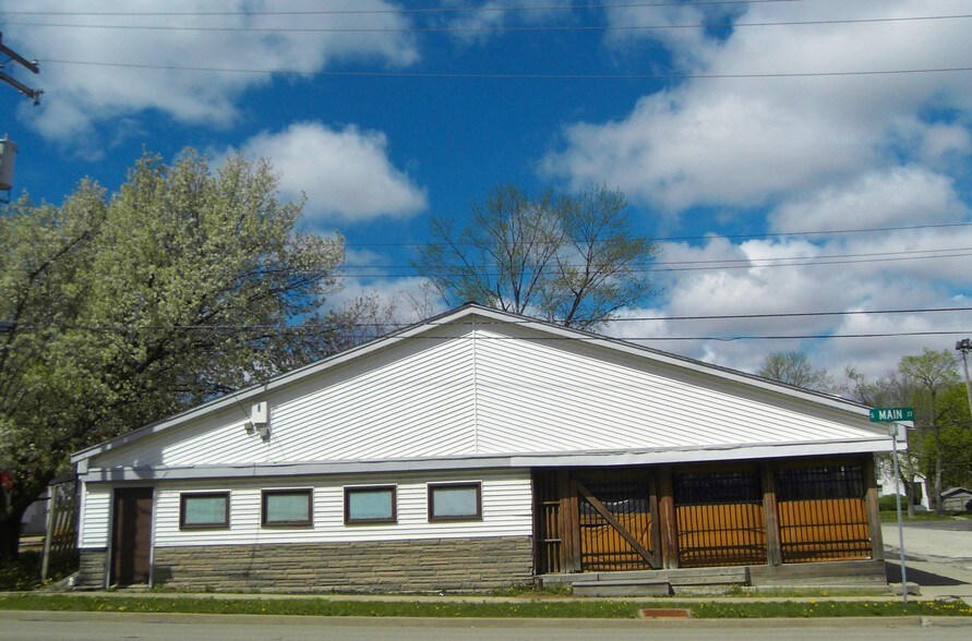 More Photos Of 801 S Main St, Bloomington Bar For Sale