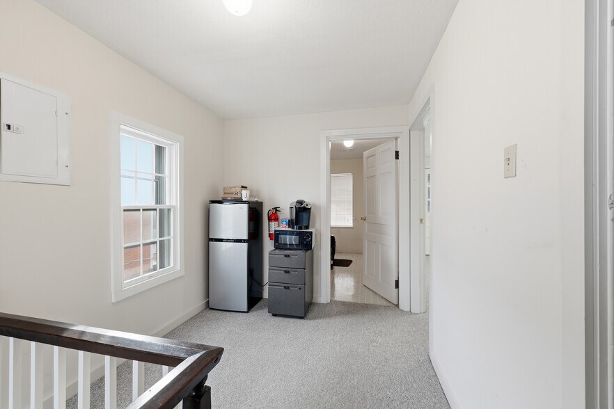 More Photos Of 104 W William St, Delaware Medical For Lease