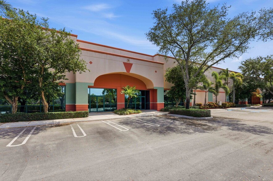 More Photos Of 2704-2784 Executive Way, Miramar Warehouse For Lease