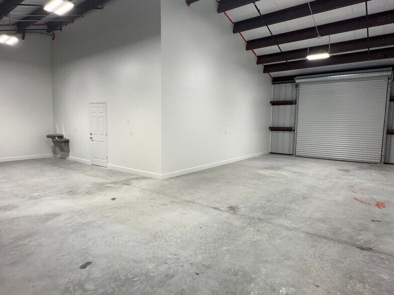 More Photos Of 3801-3815 Oleander Ave, Fort Pierce Warehouse For Lease