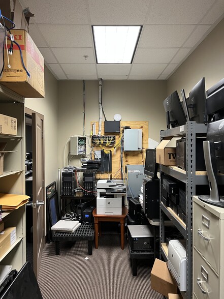 More Photos Of 547 Long Point Rd, Mount Pleasant Flex For Lease