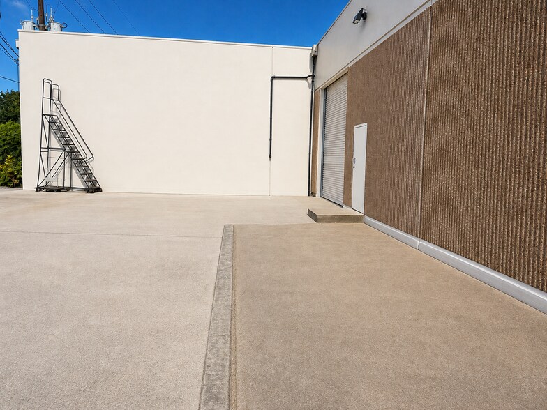 More Photos Of 10801 Brooklet Dr, Houston Warehouse For Lease