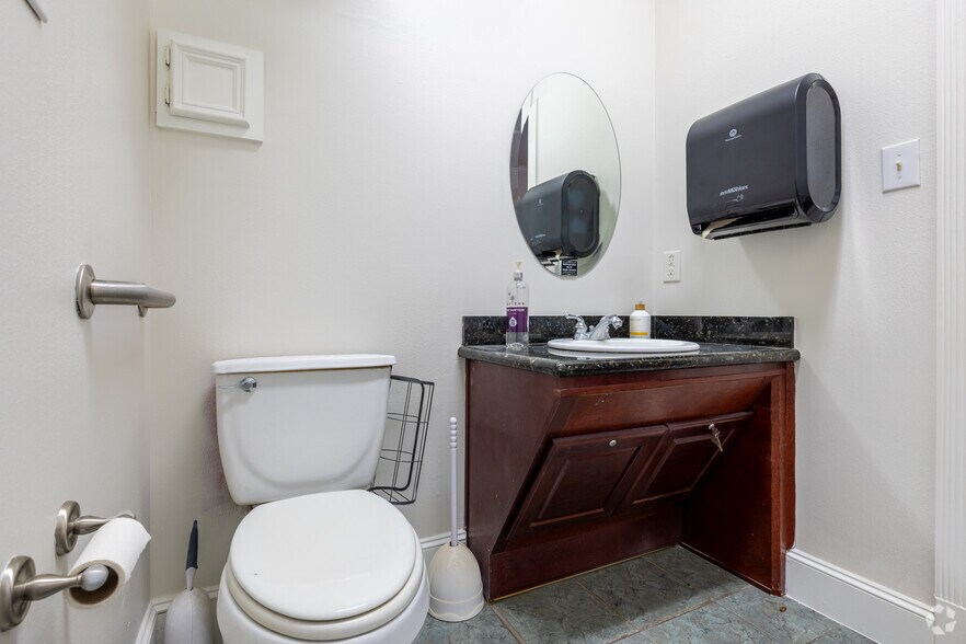 More Photos Of 12820 Willow Centre Dr, Houston Unknown For Lease