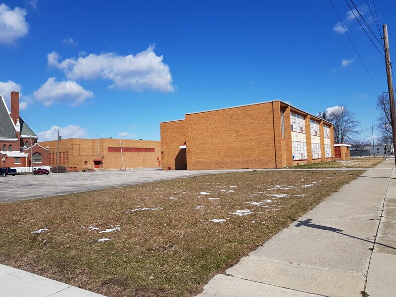 More Photos Of 1123 N Sherman St, Bay City Schools For Lease