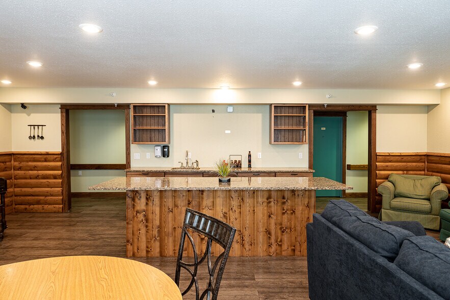 More Photos Of 461 Munson Ave, Traverse City Hotel For Sale