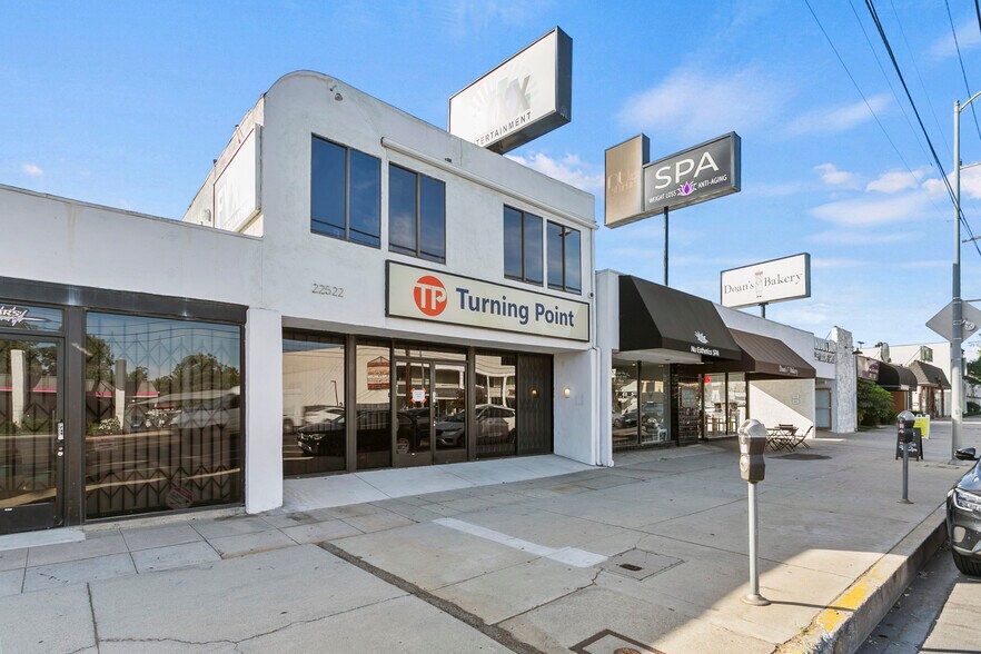 More Photos Of 22520-22522 Ventura Blvd, Woodland Hills Storefront Retail Office For Lease