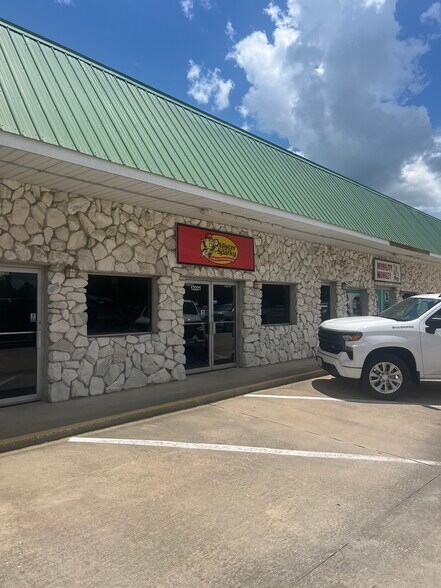 Primary Photo Of 12221 SE US Highway 441, Belleview Showroom For Lease