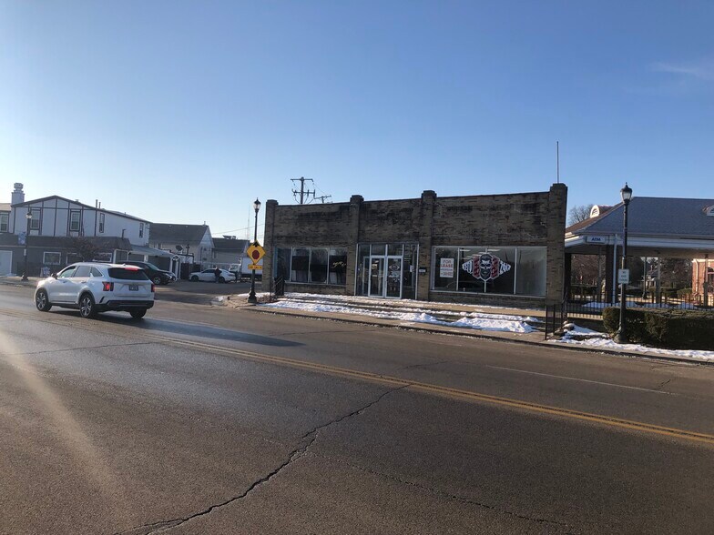 More Photos Of 417 Railroad Ave, Round Lake Freestanding For Lease