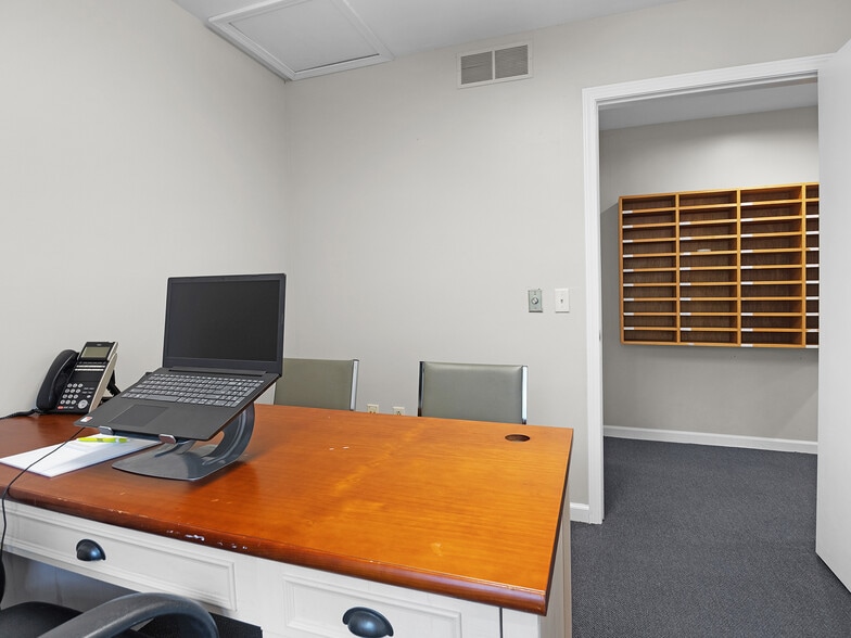 More Photos Of 644 E Main St, Palmyra Office For Sale