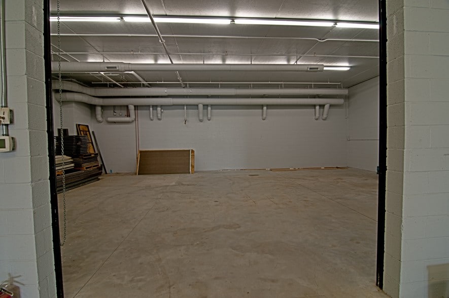 More Photos Of 225 Hess Rd, Grasonville Light Distribution For Sale