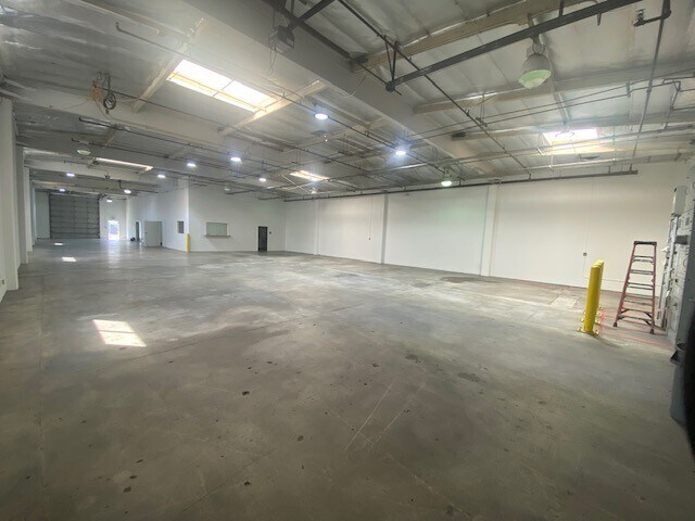 More Photos Of 13539 Desmond St, Pacoima Manufacturing For Lease