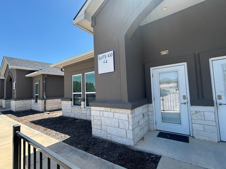 More Photos Of 660 S Bagdad Rd, Leander Office For Sale