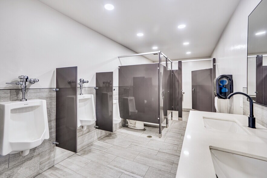 More Photos Of 4411 Mercury St, San Diego Unknown For Lease