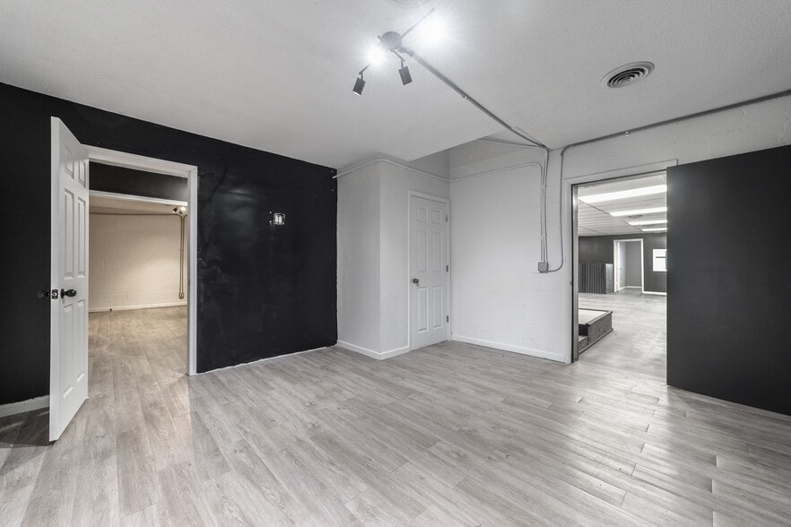 More Photos Of 99 Marion St, Clarksville Freestanding For Lease