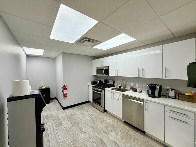 More Photos Of 28975 Grand River Ave, Farmington Hills Auto Dealership For Sale