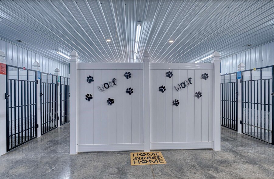 More Photos Of 1601 ST RTE 56E STATE ROUTE 56E, Morganfield Veterinarian Kennel For Sale