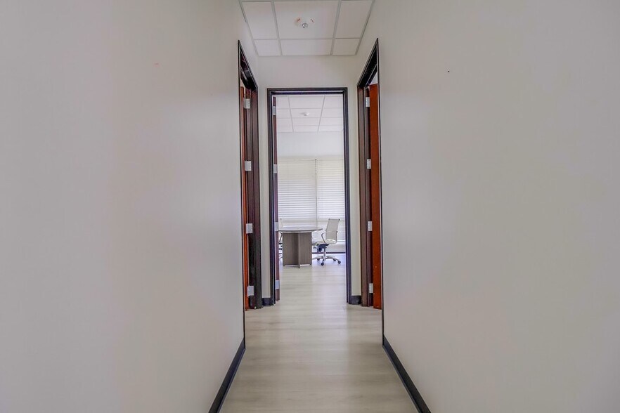 More Photos Of 5947-5951 Variel Ave, Woodland Hills Office For Sale