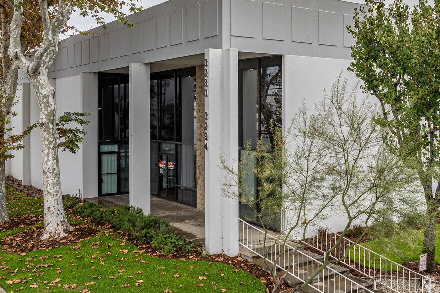 More Photos Of 3280-3294 E 26th St, Vernon Distribution For Lease