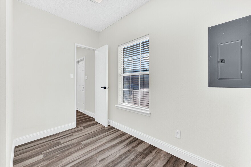 More Photos Of 326 S Edmonds Ln, Lewisville Medical For Lease