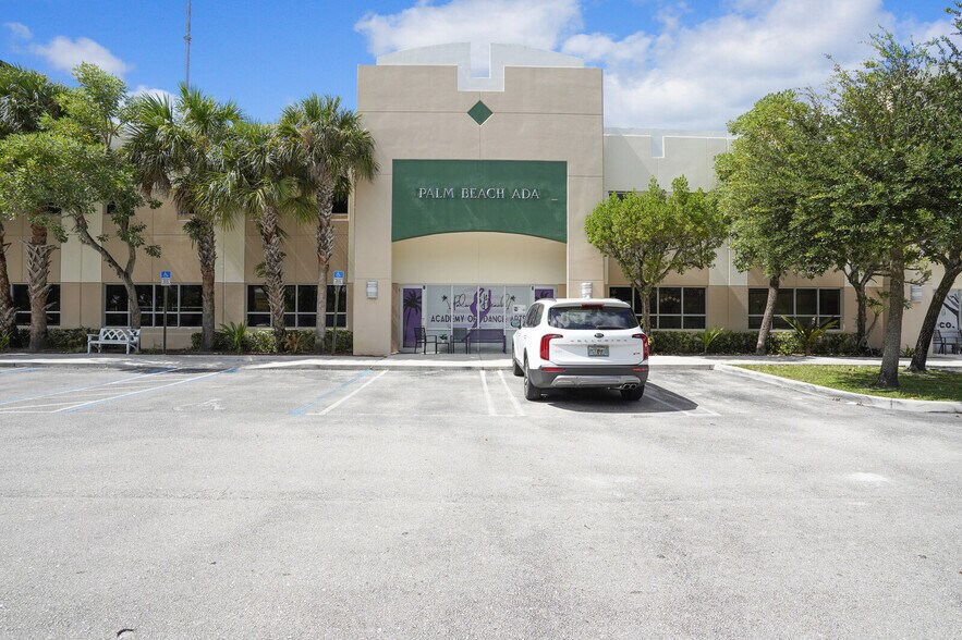 More Photos Of 10101 Lantana Rd, Wellington Showroom For Lease