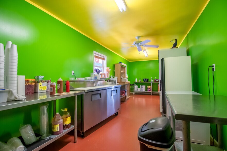 More Photos Of 518 Mill Ave, Conroe General Retail For Sale