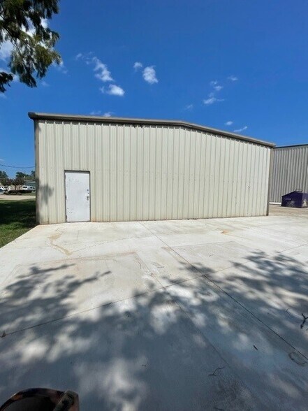 More Photos Of 1310 Driftwood Dr, Bossier City Warehouse For Lease