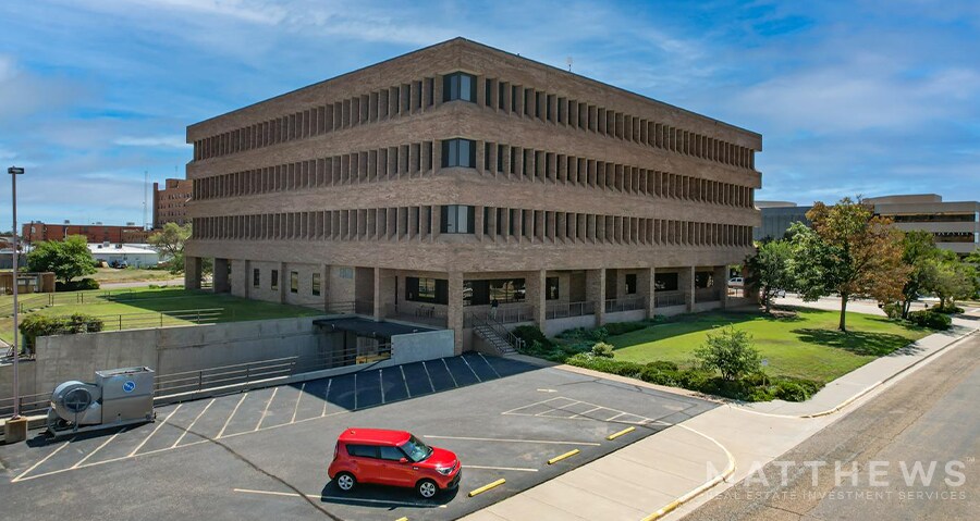 More Photos Of 300 W 6th St, Borger Office For Lease