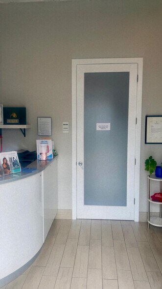 More Photos Of 3317 Lithia Pinecrest Rd, Valrico Unknown For Lease