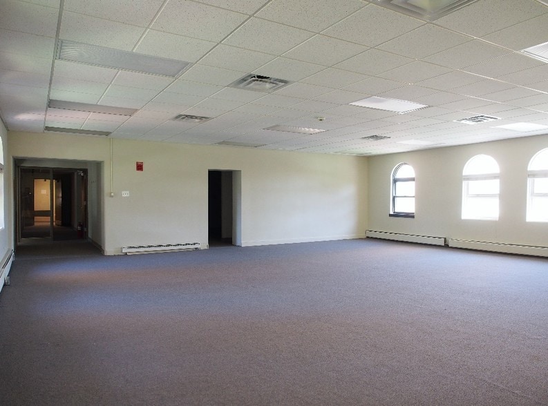 More Photos Of 329-331 S York Rd, Bensenville Daycare Center For Lease