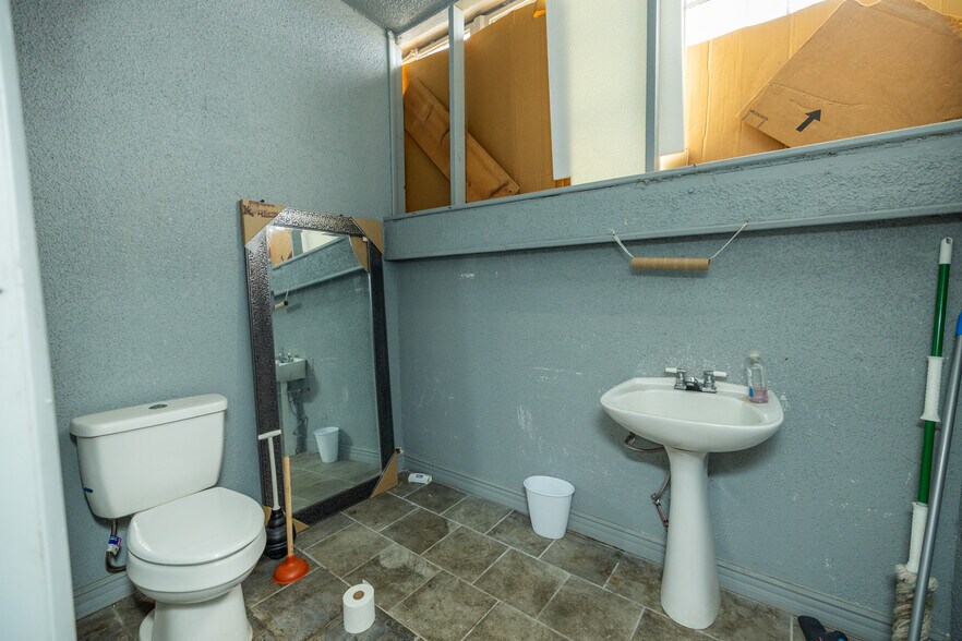 More Photos Of 1016-1020 N 10th St, Kansas City Light Distribution For Sale