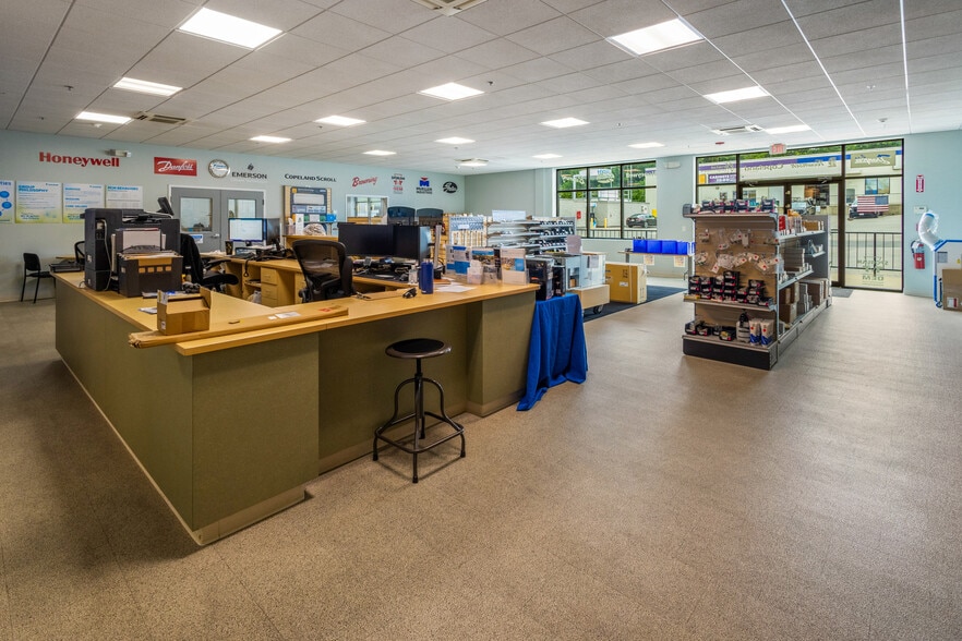More Photos Of 240 Wood Rd, Braintree Showroom For Lease