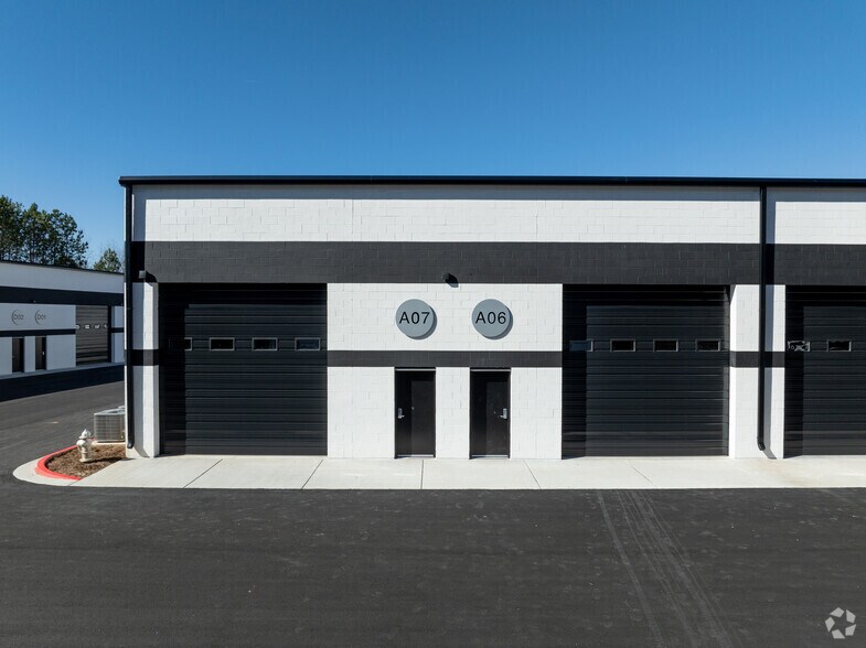 More Photos Of 5705-5765 Stables Way, Alpharetta Showroom For Lease