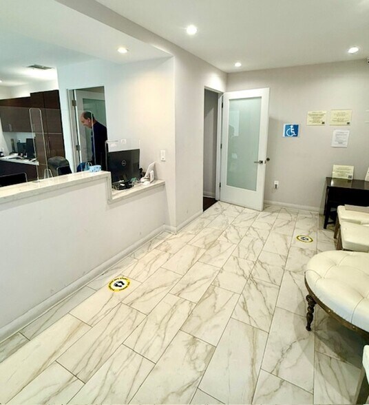 More Photos Of 6742 Winnetka Ave, Winnetka Office For Lease