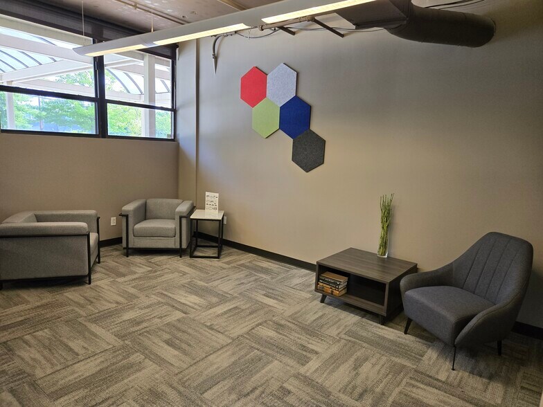 More Photos Of 3122 Gillham Plz, Kansas City Warehouse For Lease