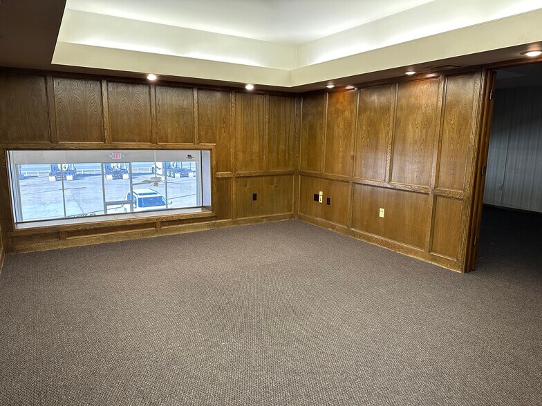 More Photos Of 8201 State Highway 66, Tulsa Showroom For Sale