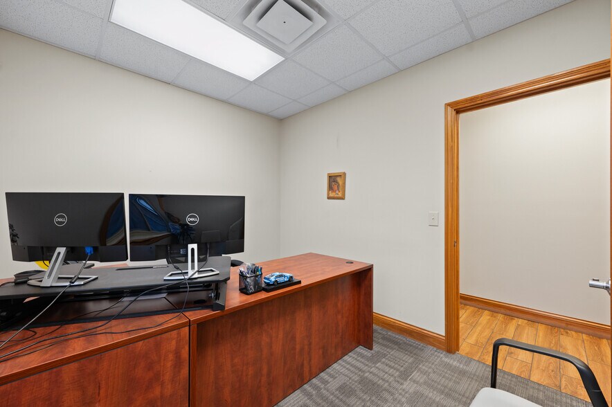 More Photos Of 9155 Governors Way, Cincinnati Office For Sale