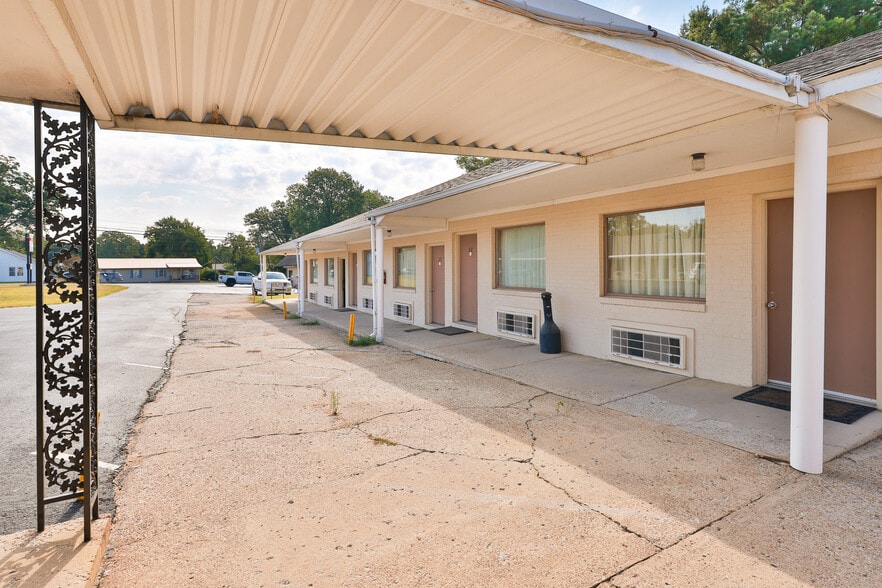 More Photos Of 551 Elm St, Martin Hotel For Sale