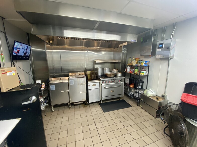 More Photos Of 1619 W College Ave, Appleton Storefront Retail Office For Lease